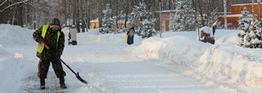 Около 5,5 тыс сотрудников ЖКХ очищают дворовые территории от снега в области