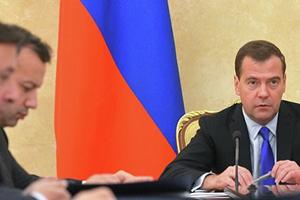 Медведев согласился рассмотреть вопрос о продлении срока работы Фонда ЖКХ