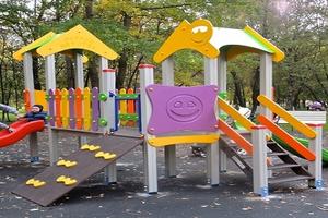 Современные детские площадки установили в девяти парках Подмосковья