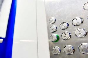75 лифтов в 27 многоквартирных домах Подмосковья заменят в апреле