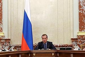 Медведев поручил принять меры по погашению долгов предприятий ЖКХ