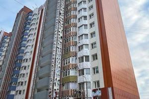 Во Власихе продолжаются работы по обновлению фасадов многоквартирных домов